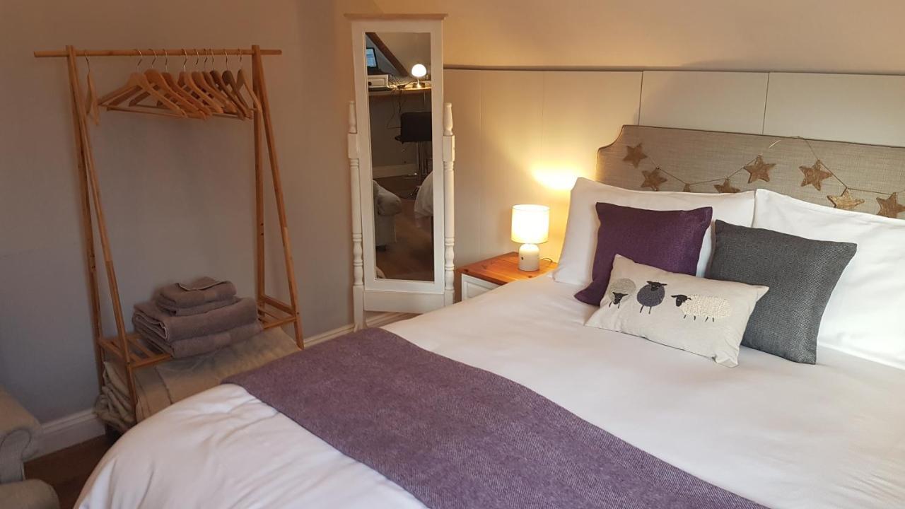 Post Office Row Apartment And Garden Crickhowell Extérieur photo