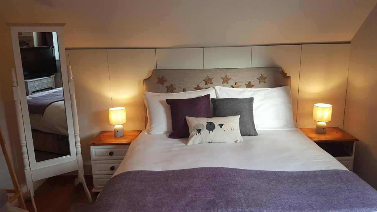 Post Office Row Apartment And Garden Crickhowell Extérieur photo