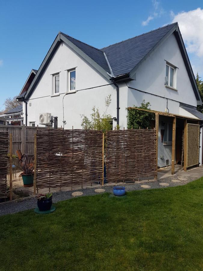 Post Office Row Apartment And Garden Crickhowell Extérieur photo