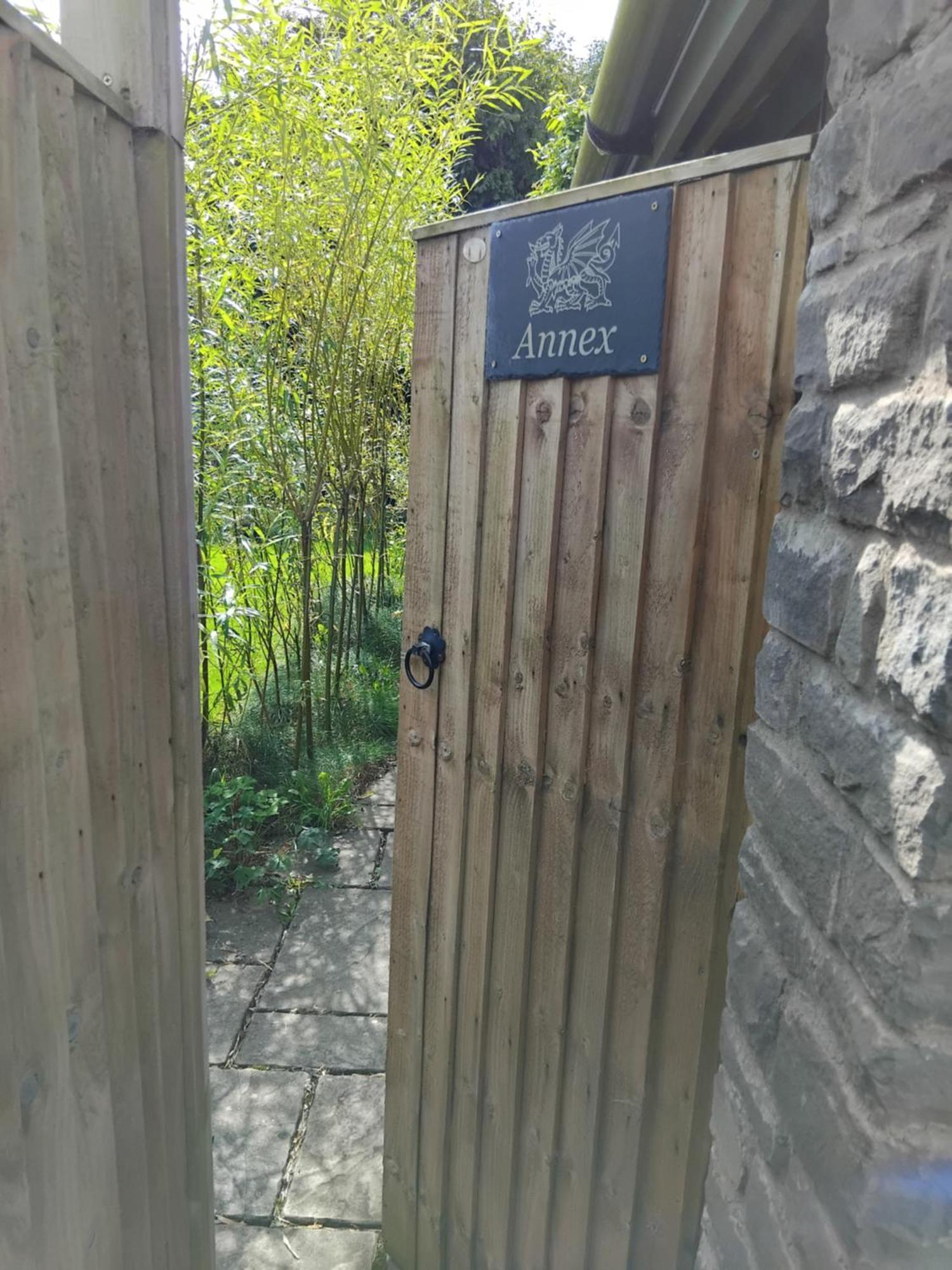 Post Office Row Apartment And Garden Crickhowell Extérieur photo