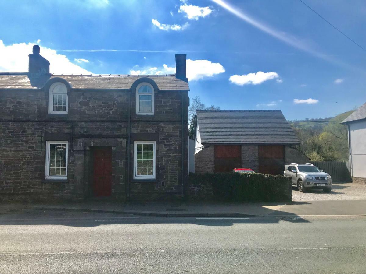 Post Office Row Apartment And Garden Crickhowell Extérieur photo